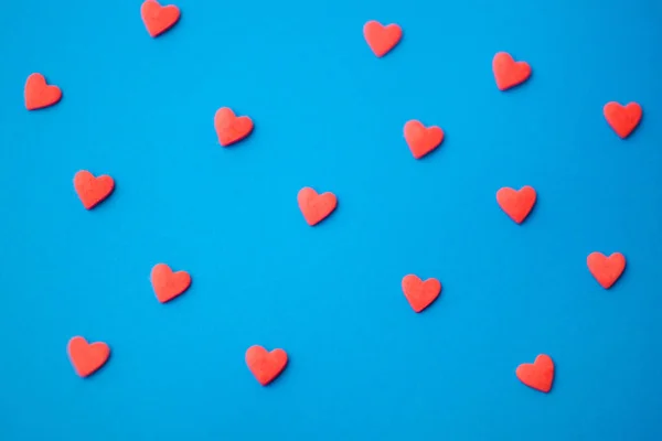 Conceito de amor mínimo. Doce coração de açúcar em um fundo colorido — Fotografia de Stock