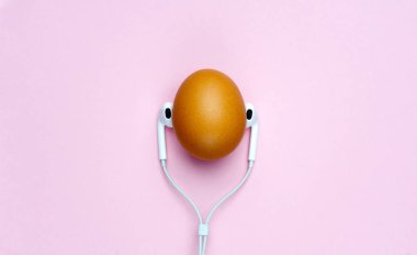 Yumurta kulaklıklar müzik dinlemek. En az yaratıcı kavramı. 