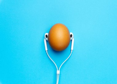 Yumurta kulaklıklar müzik dinlemek. En az yaratıcı kavramı. 