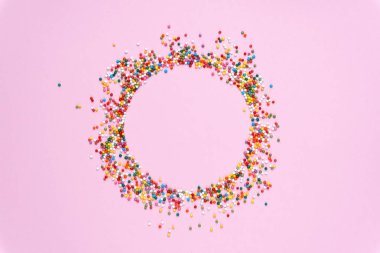 Çerçeve üzerinde bir pastel renkli tatlılar yuvarlak arka plan renkli. Mi