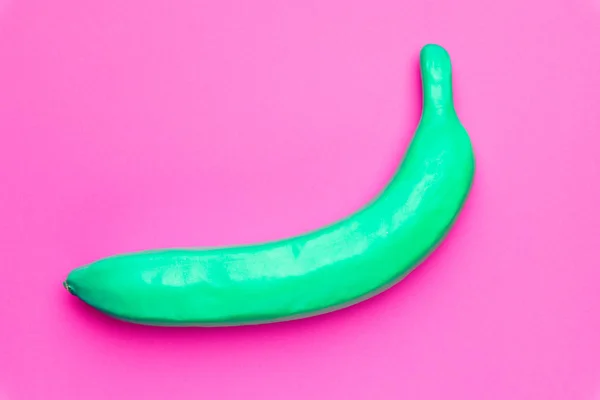 Mínimo pintado verde Banana fruta em colorido rosa pastel backgr — Fotografia de Stock