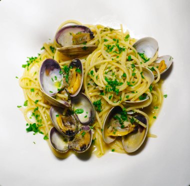 Spagetti Alle Vongole. Deniz ürünleri ve kabuklu balık ile makarna. Giriþiyle