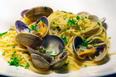 Spagetti Alle Vongole. Deniz ürünleri ve kabuklu balık ile makarna. Giriþiyle