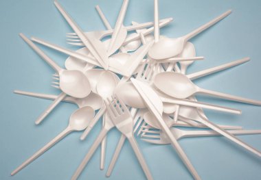 Tek kullanımlık plastik ürünleri: çatal, çatal bıçak takımı, plastik bardak min üzerinde