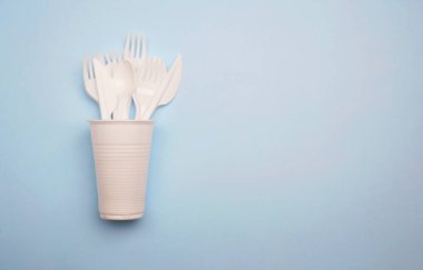 Tek kullanımlık plastik ürünleri: plastik çatal bıçak takımı, su bardağı parlak blu