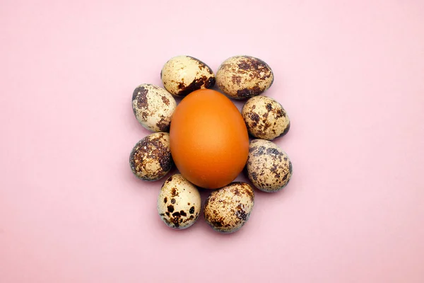 Pasen eieren plat lag patroon op pastel achtergrond. Minimale conce — Stockfoto