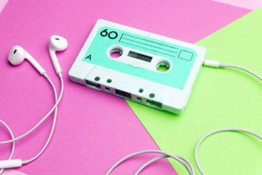 Retro eski okul 80-s veya 90-s kavramı. Bir Brigh üzerinde ses kaseti