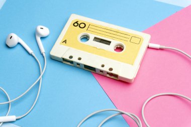 Retro eski okul 80-s veya 90-s kavramı. Bir Brigh üzerinde ses kaseti