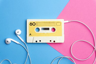 Retro eski okul 80-s veya 90-s kavramı. Bir Brigh üzerinde ses kaseti