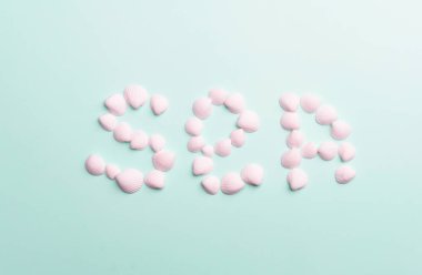 Parlak pastel GRE beyaz deniz kabuğu ile yaz kompozisyon