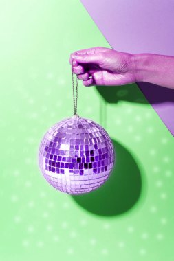 Parlak pastel yaratıcı arka planda parlak disko topu. Pop dış