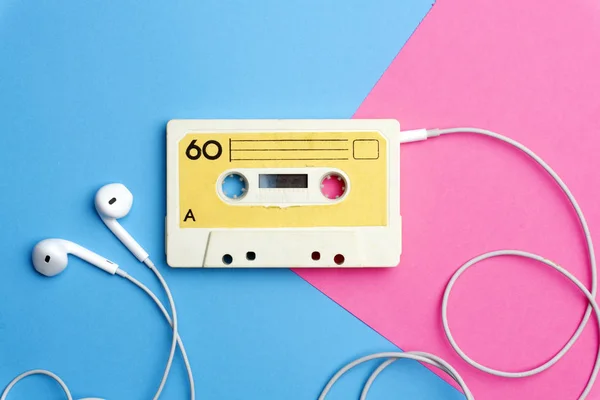 Retro eski okul 80-s veya 90-s kavramı. Bir Brigh üzerinde ses kaseti — Stok fotoğraf