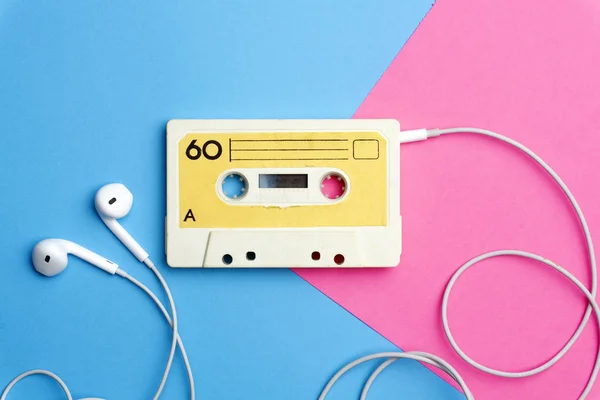 Retro eski okul 80-s veya 90-s kavramı. Bir Brigh üzerinde ses kaseti
