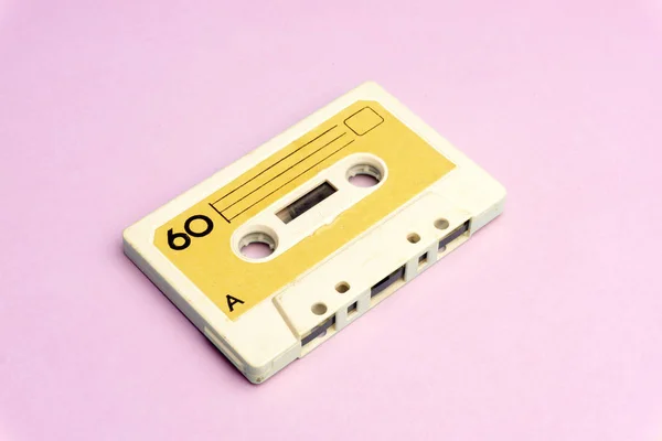 Retro eski okul 80-s veya 90-s kavramı. Bir Brigh üzerinde ses kaseti — Stok fotoğraf