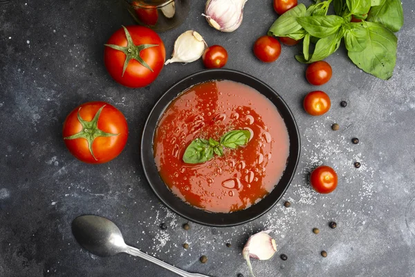 Gazpacho frio verão sopa de tomate vegetariano com manjericão em uma tigela — Fotografia de Stock