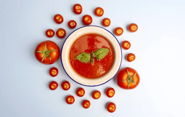 Gazpacho sopa de tomate vegetariano de verano frío con albahaca en un tazón —  Fotos de Stock