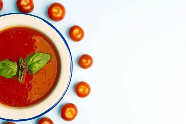 Gazpacho kalter Sommer vegetarische Tomatensuppe mit Basilikum in einer Schüssel — Stockfoto