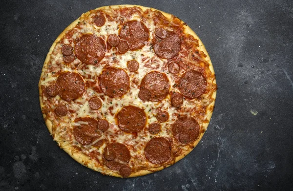 Pizza italiana pepperoni sobre fondo de piedra oscura — Foto de Stock