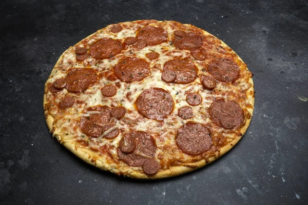 Pizza italiana pepperoni sobre fondo de piedra oscura — Foto de Stock