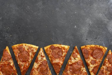 Koyu taş arka plan üzerinde İtalyan pizza pepperoni
