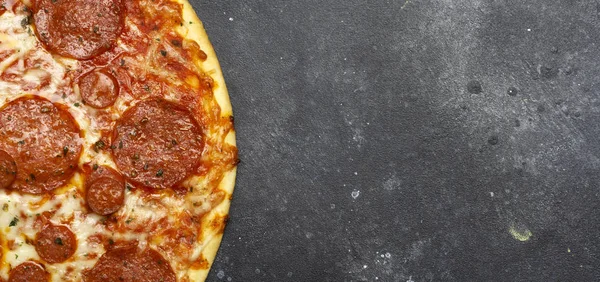 Pizza italiana pepperoni sobre fondo de piedra gris — Foto de Stock