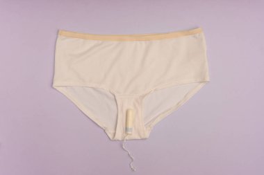 Parlak bl külot, tampon ve pedleri ile menstrüasyon kavramı