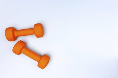 Spor ekipmanları kompozisyon uyrması ile spor konsepti. Spor ayakkabılar, aptal