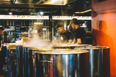 Hanoi, Vietnam - 21 Mayıs 2019:\ Vietnamda pho bo çorbası