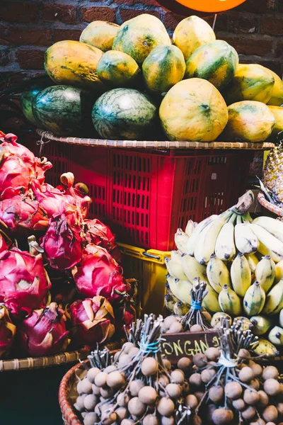 Экзотические и тропические фрукты на рынке Азии, Таиланда, Вьетнама — стоковое фото