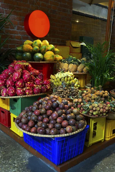 Egzotikus és trópusi gyümölcsök a piacon Ázsia, Thaiföld, Viet — Stock Fotó