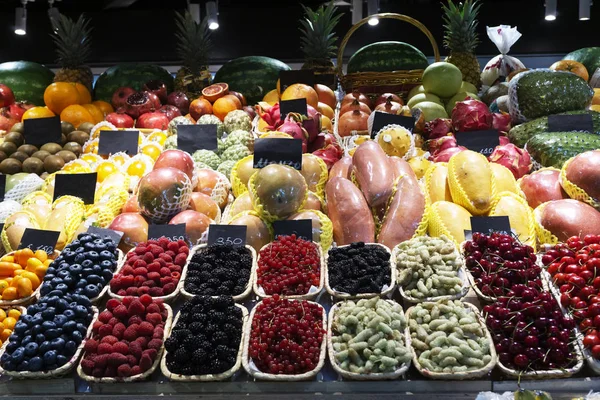 Летние фрукты, овощи и ягоды на рынке . — стоковое фото