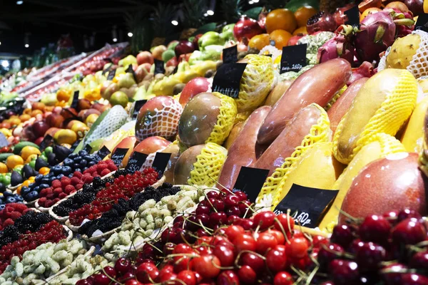 Zomer fruit, groenten en bessen op de markt. — Stockfoto