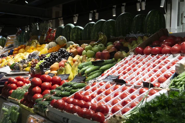 Летние фрукты, овощи и ягоды на рынке . — стоковое фото