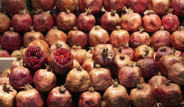 Romã fresca no mercado. Romãs para suco no c — Fotografia de Stock