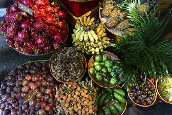 Exotische en tropische vruchten op de markt van Azië, Thailand, Viet — Stockfoto