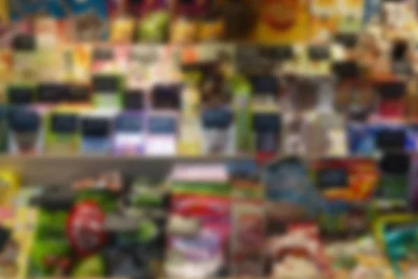 Blur supermarkt achtergrond. Showcase met eten (snoep, fruit, — Stockfoto