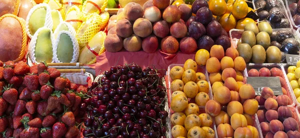 Sommer friske årstidens frugter, grøntsager og bær på mærket - Stock-foto