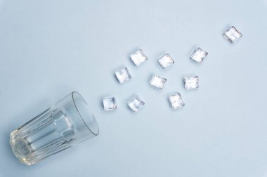 Buz küpleri ve izole mavi bir arka plan üzerinde yığını. Temiz su c