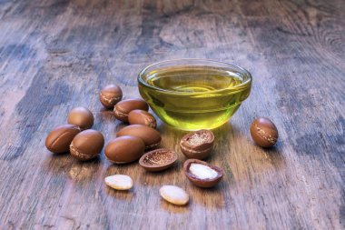 Argan tohumları bir Wodden arka planda. Argan yağı ve argan kavramı