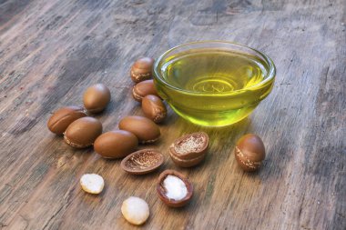 Argan tohumları bir Wodden arka planda. Argan yağı ve argan kavramı