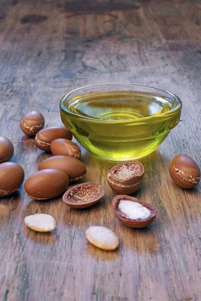 Argan magok egy fa háttérben. Argan olaj-és Argan koncepció — Stock Fotó