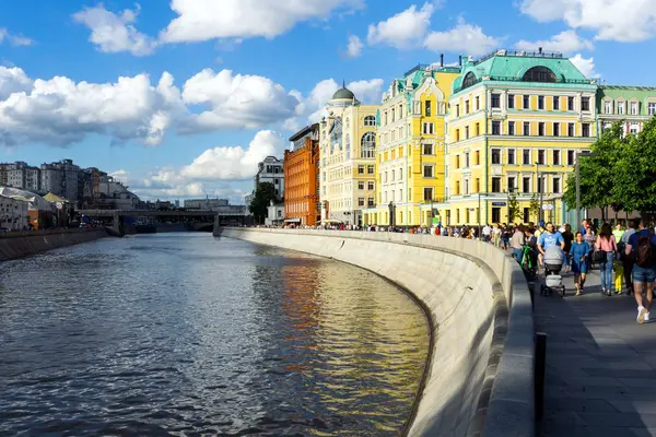 Moskva, Ryssland-8 juni, 2019: Moskva (Embankment) River i — Stockfoto