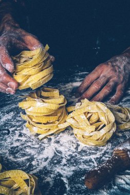 Siyah arka planda ev yapımı pişmiş makarna. Taze italia yapma