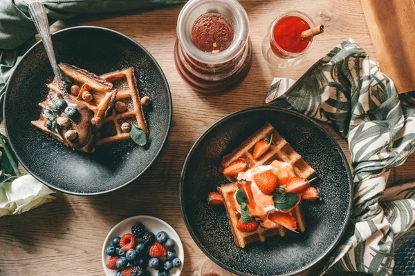 Waffles belgas com bagas, sorvete e chocolate. Café da manhã — Fotografia de Stock