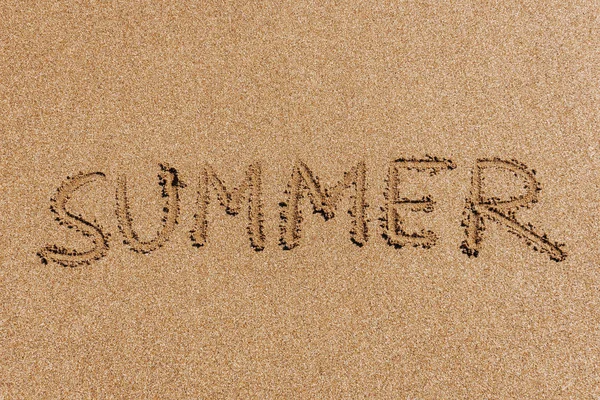 Nyár (felirat) a tengerparton (homok), a tenger vagy az óceán. Su — Stock Fotó