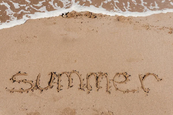 Été (inscription) sur la plage (sable) au bord de la mer ou de l'océan. Su ! — Photo