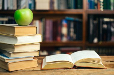 Kütüphanede kitap (okul, üniversite, Kolej) sekmesinde