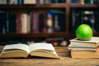 Kütüphanede kitap (okul, üniversite, Kolej) sekmesinde