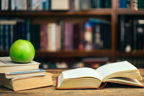 O livro na biblioteca (escola, universidade, faculdade) na aba — Fotografia de Stock