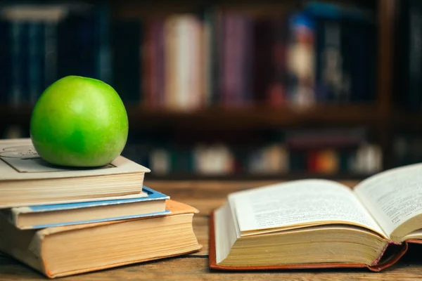 O livro na biblioteca (escola, universidade, faculdade) na aba — Fotografia de Stock